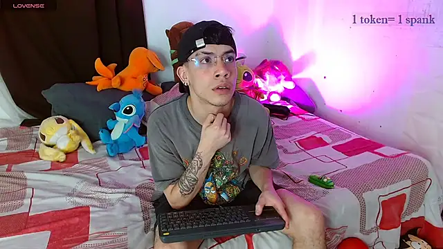 Snapshot of aaronjames1 chatting on 12/15/25, 11:20 aaronjames1 online show from 12/15/25, 11:20