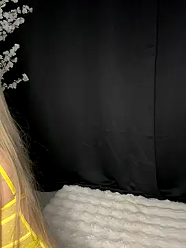 Snapshot of AubrieleRouj1 chatting on 10/09/25, 03:43 AubrieleRouj1 online show from 10/09/25, 03:43