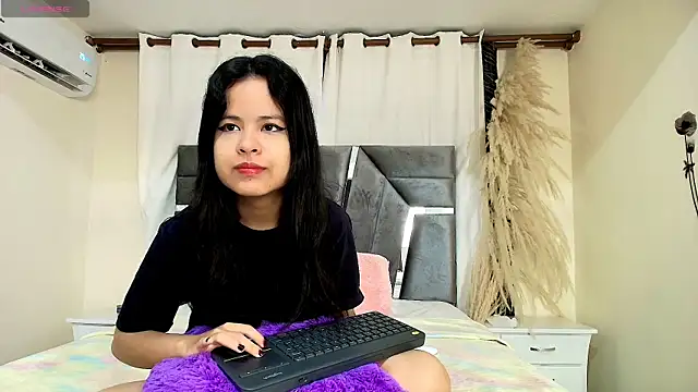 MiniLove 01 online show from 05/04/26, 12:12