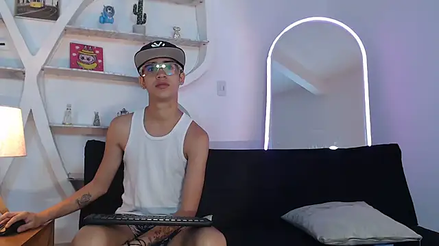 PRETTY FEM online show from 09/22/25, 01:35