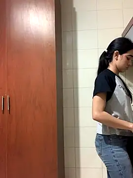 Snapshot of Kylie_Patrick chatting on 10/17/25, 01:20 Kylie Patrick online show from 10/17/25, 01:20