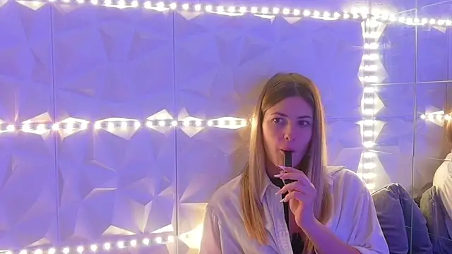 Aishha  online show from 12/17/25, 05:35