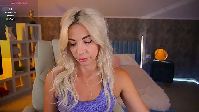 BellaRayyy online show from 05/17/26, 07:54