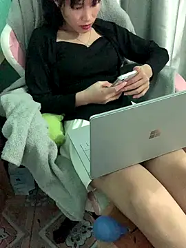 Snapshot of Ly-ny chatting on 11/14/25, 05:44 Ly-ny online show from 11/14/25, 05:44