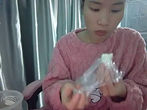 Snapshot of Ly-ny chatting on 11/19/25, 01:38 Ly-ny online show from 11/19/25, 01:38