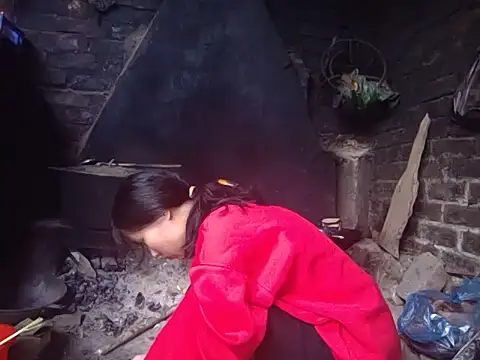 Snapshot of Ly-ny chatting on 12/15/25, 06:28 Ly-ny online show from 12/15/25, 06:28