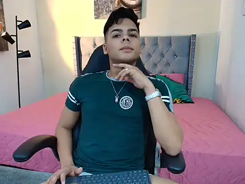 Snapshot of stewart_mateo_ chatting on 10/17/25, 02:04 stewart mateo  online show from 10/17/25, 02:04