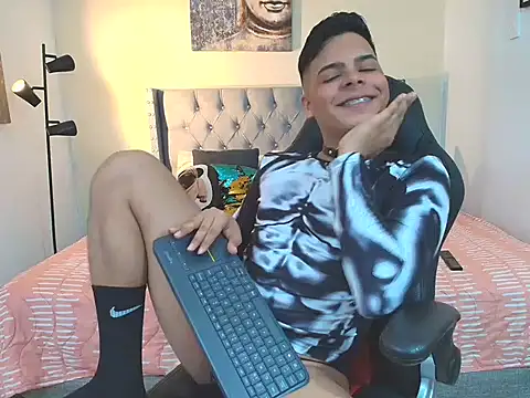 Snapshot of stewart_mateo_ chatting on 11/27/25, 02:13 stewart mateo online show from 11/27/25, 02:13