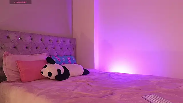 Alisha Olsen  online show from 11/10/25, 03:16