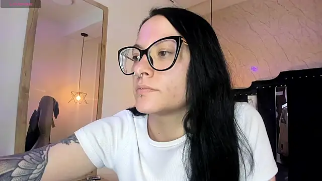 Snapshot of Zami_Escobar_of chatting on 11/18/25, 06:56 Zami Escobar of online show from 11/18/25, 06:56