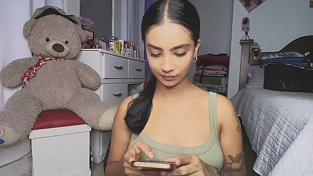 mia yireth online show from 11/10/25, 10:53