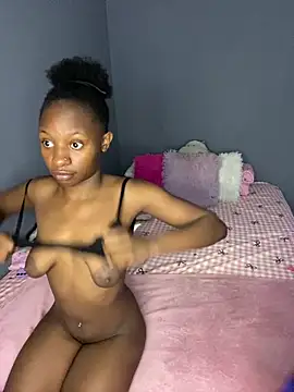 Snapshot of SexyPetitex25 chatting on 12/19/25, 05:47 SexyPetitex25 online show from 12/19/25, 05:47