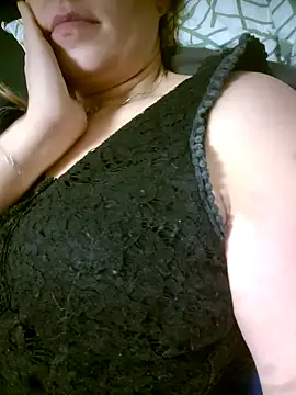 Snapshot of Carolinemiam chatting on 10/29/25, 03:20 Carolinemiam online show from 10/29/25, 03:20