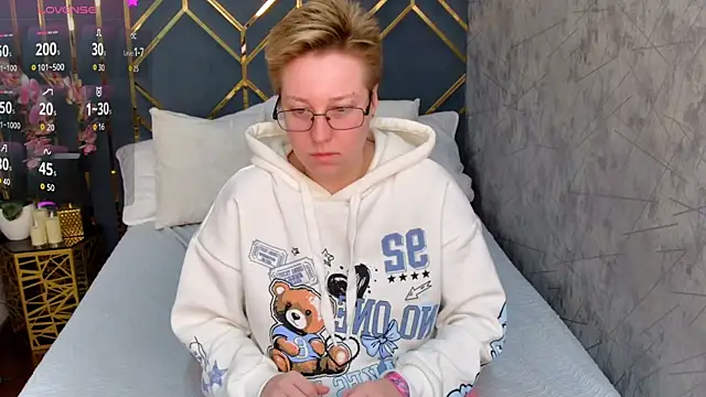 AlexandraGreen online show from 10/22/25, 04:07