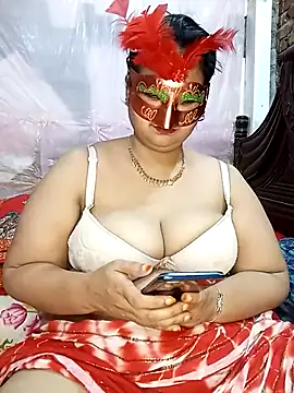 Snapshot of Tanisha-Chy chatting on 10/31/25, 05:36 Tanisha-Chy online show from 10/31/25, 05:36