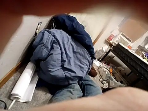 Snapshot of Hurri21 chatting on 12/21/25, 05:58 Hurri21 online show from 12/21/25, 05:58