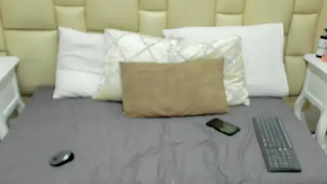 Snapshot of SkinnyGirl_28 chatting on 12/18/25, 07:20 SkinnyGirl 28 online show from 12/18/25, 07:20