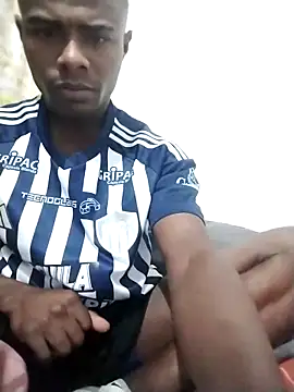 Snapshot of _yefez chatting on 10/14/25, 12:33 yefez online show from 10/14/25, 12:33