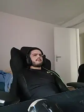 Snapshot of EyesNeverLies chatting on 10/31/25, 07:42 EyesNeverLies online show from 10/31/25, 07:42