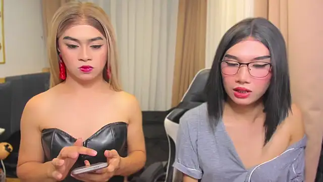 Snapshot of MaxCollins chatting on 12/18/25, 08:15 MaxCollins online show from 12/18/25, 08:15