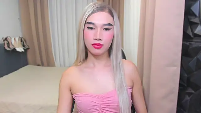 Snapshot of MaxCollins chatting on 12/21/25, 09:16 MaxCollins online show from 12/21/25, 09:16