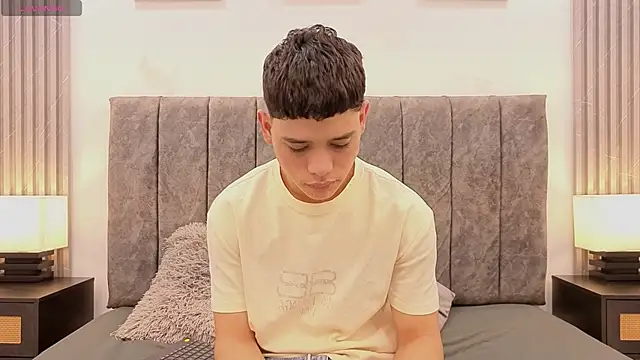 Snapshot of aron_twink66 chatting on 09/11/25, 01:11 aron twink66 online show from 09/11/25, 01:11