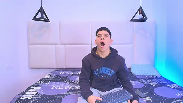 Snapshot of aron_twink66 chatting on 09/20/25, 01:23 aron twink66 online show from 09/20/25, 01:23