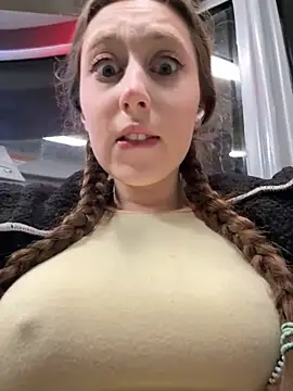 Snapshot of FroggyAnna chatting on 12/04/25, 03:32 FroggyAnna online show from 12/04/25, 03:32