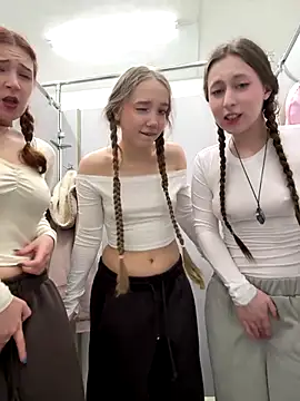 Snapshot of FroggyAnna chatting on 12/15/25, 06:56 FroggyAnna online show from 12/15/25, 06:56