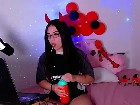 Snapshot of SofiKray chatting on 10/14/25, 01:28 SofiKray online show from 10/14/25, 01:28