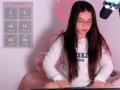 Snapshot of SofiKray chatting on 11/16/25, 10:26 SofiKray online show from 11/16/25, 10:26