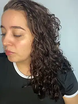 Snapshot of LoanaSantos chatting on 11/11/25, 11:49 LoanaSantos online show from 11/11/25, 11:49