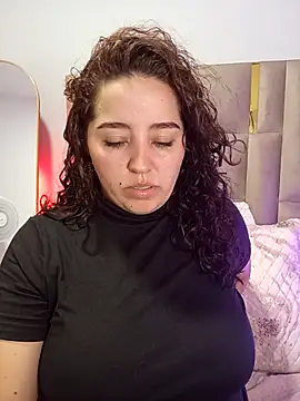 Snapshot of LoanaSantos chatting on 11/21/25, 10:19 LoanaSantos online show from 11/21/25, 10:19