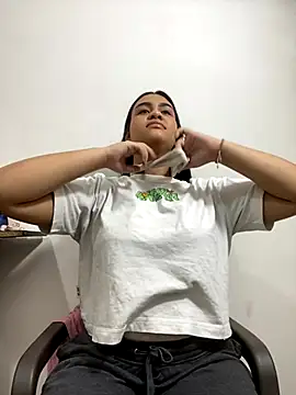 Snapshot of miawhithee chatting on 11/27/25, 01:40 miawhithee online show from 11/27/25, 01:40