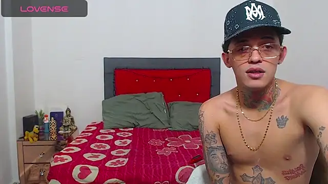 Snapshot of miawhithee chatting on 11/29/25, 09:18 miawhithee online show from 11/29/25, 09:18