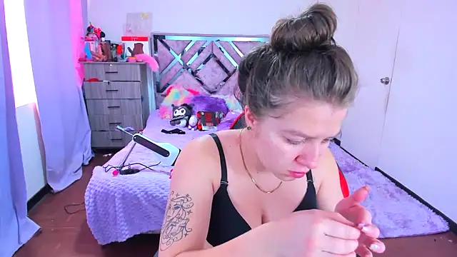 Luna Analya online show from 12/22/25, 12:24