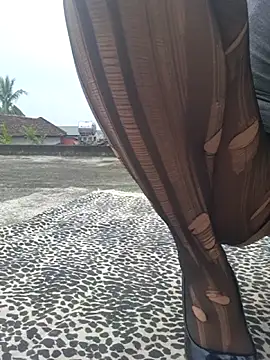 Snapshot of hello_mie chatting on 12/16/25, 02:16 hello mie online show from 12/16/25, 02:16