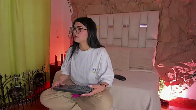 Snapshot of Jade_Nmm chatting on 10/10/25, 12:59 Jade Nmm online show from 10/10/25, 12:59