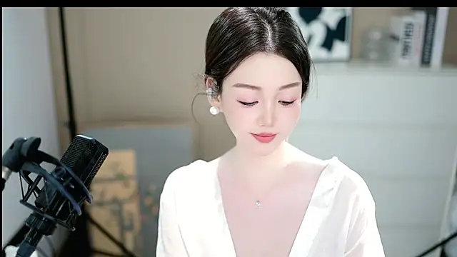 Snapshot of abbyli12 chatting on 12/18/25, 04:13 abbyli12 online show from 12/18/25, 04:13