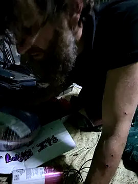 Snapshot of bearded_cross chatting on 12/19/25, 05:47 bearded cross online show from 12/19/25, 05:47