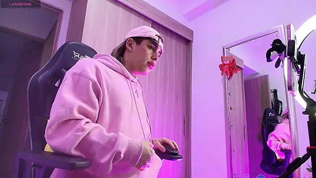 Snapshot of brunothompson3 chatting on 10/23/25, 04:23 brunothompson3 online show from 10/23/25, 04:23