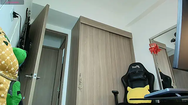 Snapshot of brunothompson3 chatting on 11/23/25, 12:10 brunothompson3 online show from 11/23/25, 12:10