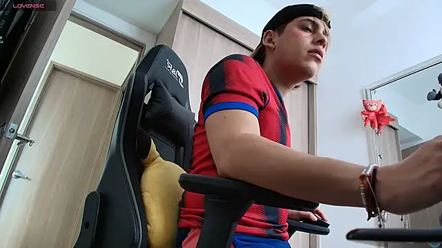 Snapshot of brunothompson3 chatting on 12/20/25, 06:48 brunothompson3 online show from 12/20/25, 06:48