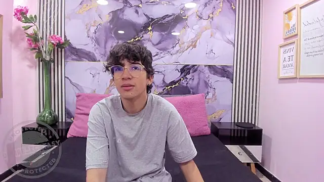 Snapshot of Desire_Ecstasy chatting on 10/13/25, 01:33 Desire Ecstasy online show from 10/13/25, 01:33