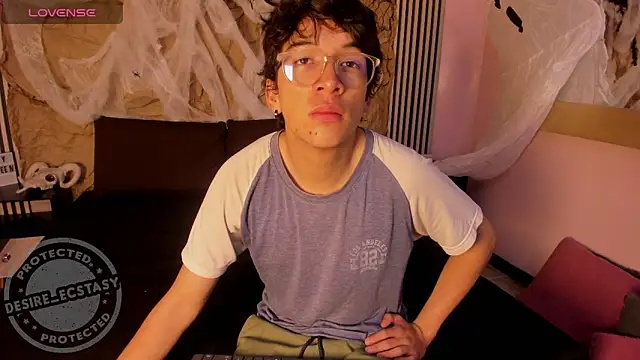 Snapshot of Desire_Ecstasy chatting on 10/28/25, 01:03 Desire Ecstasy online show from 10/28/25, 01:03