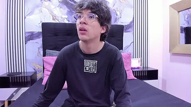 Snapshot of Desire_Ecstasy chatting on 11/30/25, 01:04 Desire Ecstasy online show from 11/30/25, 01:04