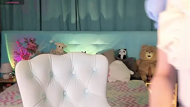 Aurora Bennet online show from 11/10/25, 12:42