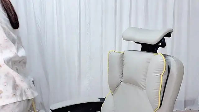 Snapshot of Dec-7758 chatting on 10/27/25, 07:23 Dec-7758 online show from 10/27/25, 07:23