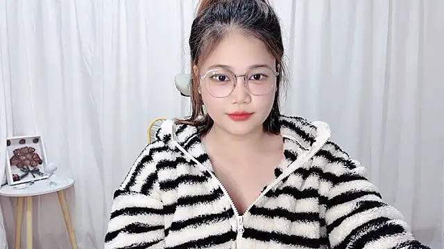 Snapshot of Dec-7758 chatting on 11/16/25, 01:17 Dec-7758 online show from 11/16/25, 01:17