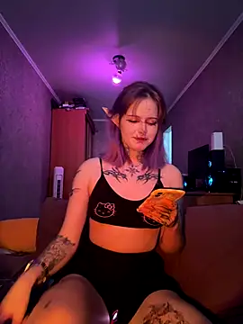 Snapshot of n1ghtcloud chatting on 10/28/25, 06:39 n1ghtcloud online show from 10/28/25, 06:39